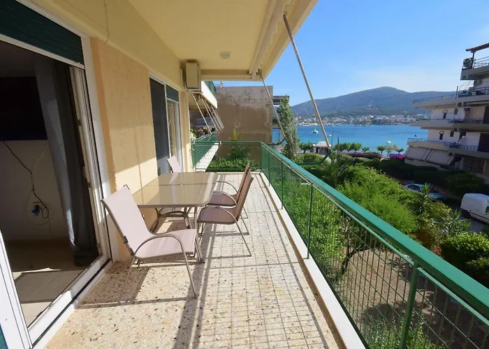 Eclectic Apartment With Stunning Seaview